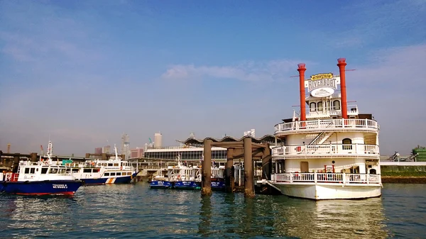 Boten op het water, het schip-café — Stockfoto