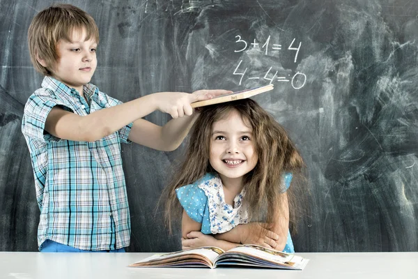 Pojke och flicka barn njuta av skolan — Stockfoto