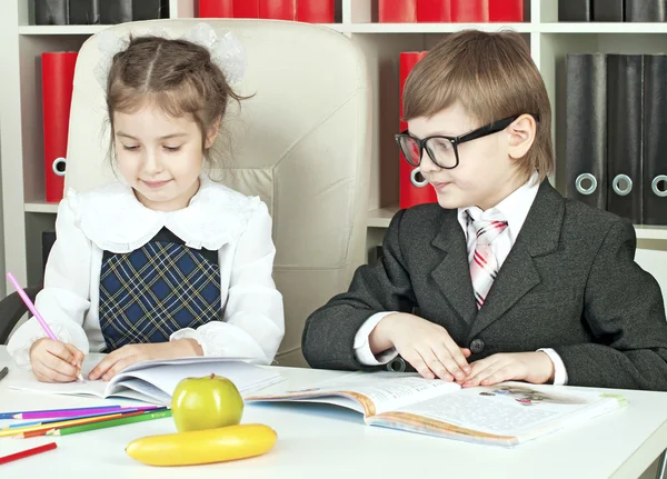 Jungen und Mädchen schwelgen in der Schule — Stockfoto