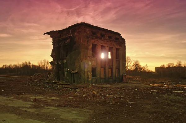 Destroyed building at sunset — Stock Photo, Image