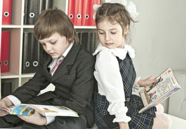 okulun bir masada oturan kız ve erkek