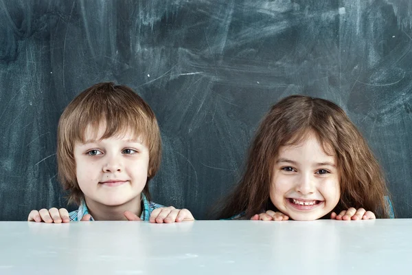 erkek ve kız okul yönetimine yakın bir masa arkasına saklanmış