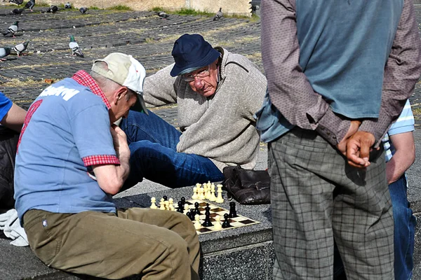 Oudere mannen spelen schaak — Stockfoto