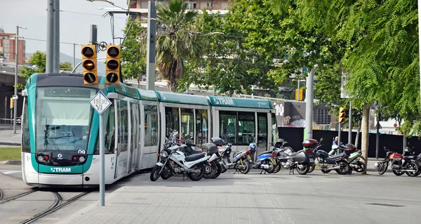 Tram op de straten van barcelona — Stockfoto