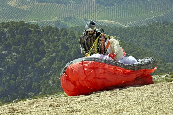 Gleitschirmflieger bereitet sich auf den Flug vor — Stockfoto