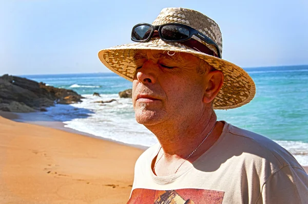Hombre español disfruta del descanso en el mar — Foto de Stock