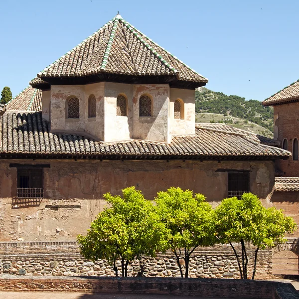 Stary dach parku pałacu alhambra, Hiszpania — Zdjęcie stockowe