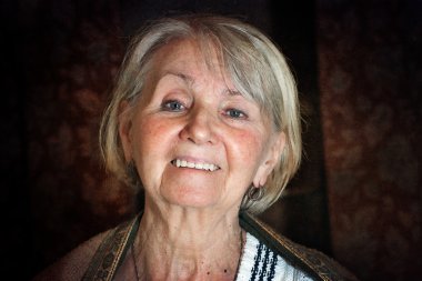 gülümseyen yaşlı kadın