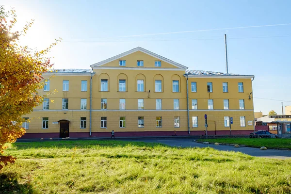 Den Gamla Industribyggnaden Gul Återställd Som Kontorshotell — Stockfoto