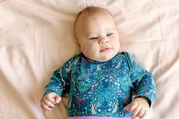 Usmívající Tříměsíční Dítě Růžových Kalhotách Plenkách Horní Pohled — Stock fotografie