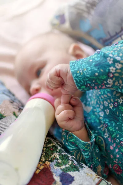 3个月大的女孩喝瓶子里的牛奶 — 图库照片
