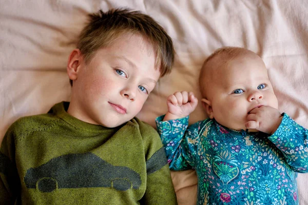 Fratello Cinque Anni Sorella Tre Mesi Sono Sdraiati Sul Letto — Foto Stock