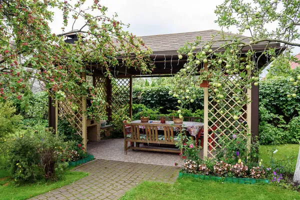 Gazebo Kayu Terbuka Taman Dengan Pohon Apel Dan Bunga Latar — Stok Foto