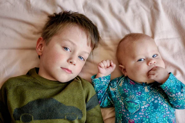 Hermano Cinco Años Hermana Tres Meses Están Acostados Cama Vista —  Fotos de Stock