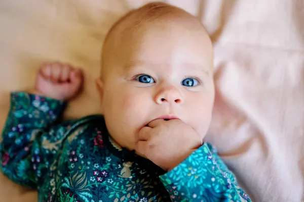 Bambino Tre Mesi Sdraiato Sul Letto Succhiare Sua Penna — Foto Stock