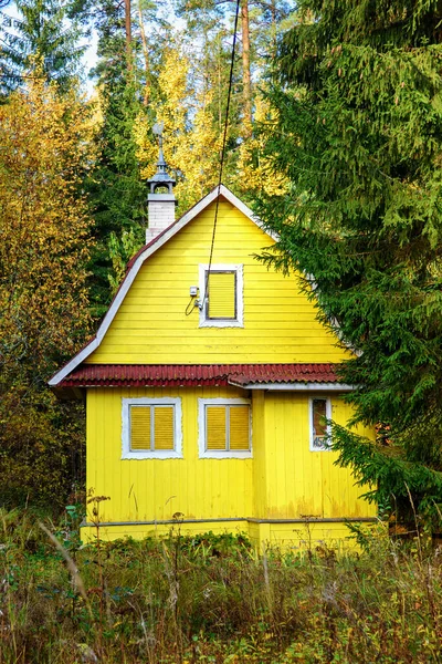 Starý Opuštěný Žlutý Dřevěný Dům Jedné Ruských Vesnic Dům Pozadí — Stock fotografie