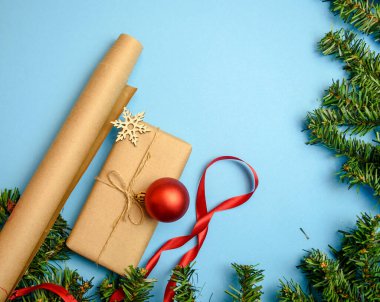Mutlu Noeller ve mutlu tatiller. Noel hediyelerinin hazırlığı. El işi kağıtları, hediyeler, Noel süsleri. Noel aile gelenekleri
