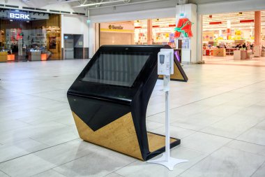 SAINT PETERSBURG, RUSSIA - 30 Ekim 2021: Mega alışveriş merkezinde bilgi paneli. Salgın nedeniyle kapatıldı.