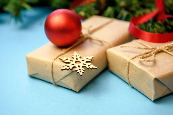 Vrolijk Kerstfeest Fijne Feestdagen Voorbereiding Van Kerstcadeaus Ambachtelijk Papier Geschenken — Stockfoto