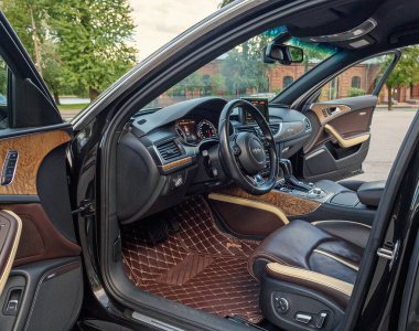 SAINT PETERSBURG, RUSSIA-AĞUSTOS 18, 2021: Audi A6 'nın içi siyah, sürücü koltuğu kahverengi ve bej deriden.