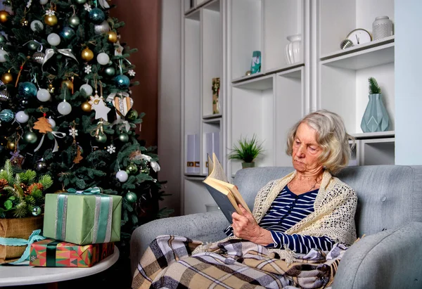 Noel Evde Kitap Okuyan Yalnız Yaşlı Bir Kadın — Stok fotoğraf