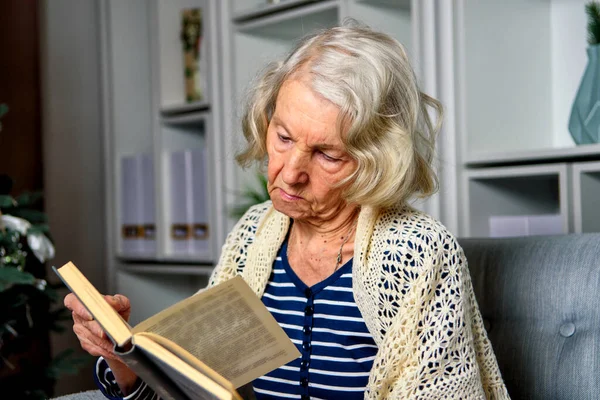 Noel Evde Kitap Okuyan Yalnız Yaşlı Bir Kadın — Stok fotoğraf