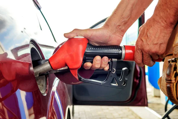 Mains Masculines Ravitaillant Une Voiture Particulière Tiennent Une Pompe Carburant Photos De Stock Libres De Droits