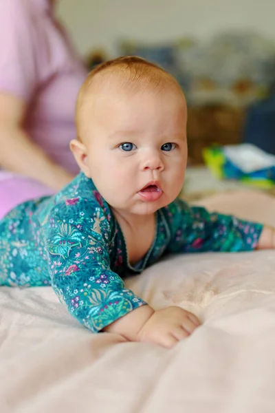 Bambino Tre Mesi Sdraiato Sul Letto Tenendo Testa — Foto Stock