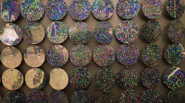 Makro, ışıltıyı kapat. Gri parıltıları olan soyut bir arka plan. Renk değişimiyle yuvarlak pulların dokusu. Sequin arkaplanı. Tasarım şablonu. Neşeli arkaplan