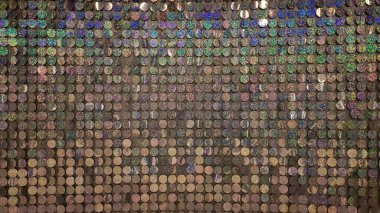 Makro, ışıltıyı kapat. Gri parıltıları olan soyut bir arka plan. Renk değişimiyle yuvarlak pulların dokusu. Sequin arkaplanı. Tasarım şablonu. Neşeli arkaplan