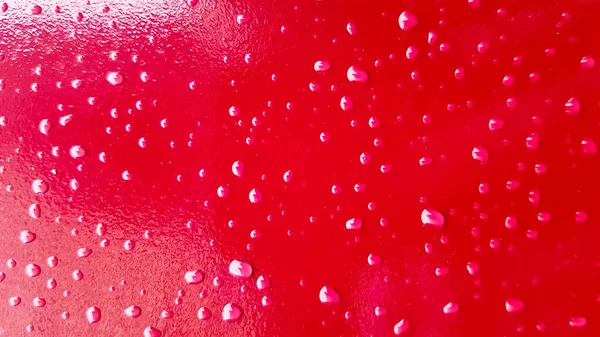 雨后的红色轿车 水滴积聚在金属表面上 抽象背景下的红水滴 — 图库照片
