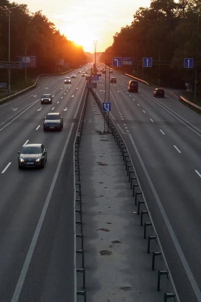 Umzugswagen Auf Der Autobahn Bei Sonnenuntergang Straßenverkehr Bei Sonnenuntergang Mit — Stockfoto