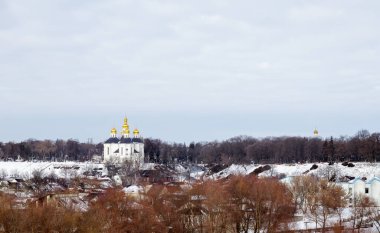 Ukrayna 'nın Chernihiv kentindeki St. Catherine Ortodoks Kilisesi ve kışın karlı bir şehir manzarası. Şehirdeki eski güzel tapınak.