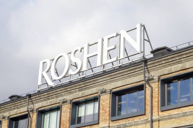 Kiev 'deki Roshen çikolata fabrikasında. Roshen şirketinin amblemi. Şirketin sahibi eski Ukrayna Devlet Başkanı Petro Poroshenko. Roshen Şirketi. Ukrayna, Kiev - 09 Şubat 2022