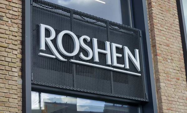 Kiev 'deki Roshen çikolata fabrikasında. Roshen şirketinin amblemi. Şirketin sahibi eski Ukrayna Devlet Başkanı Petro Poroshenko. Roshen Şirketi. Ukrayna, Kiev - 09 Şubat 2022