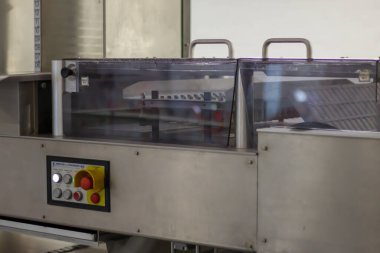 Şeker ve çikolata üretimi için bir fabrika. Bir endüstriyel fabrikada çikolata üretimi için otomatik hat. Şekerli taşıma bandı. Şekerleme üretim süreci. Gıda endüstrisi