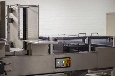 Bir endüstriyel fabrikada çikolata üretimi için kuyruk. Tatlıların üretim hattında otomatik işlem. Yapım sırasında çikolata fabrikasından görüntüler. Şekerli taşıma bandı