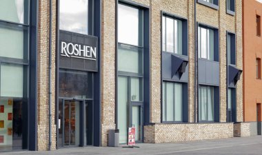 Kiev 'deki Roshen çikolata fabrikasında. Roshen şirketinin amblemi. Şirketin sahibi eski Ukrayna Devlet Başkanı Petro Poroshenko. Roshen Şirketi. Ukrayna, Kiev - 09 Şubat 2022