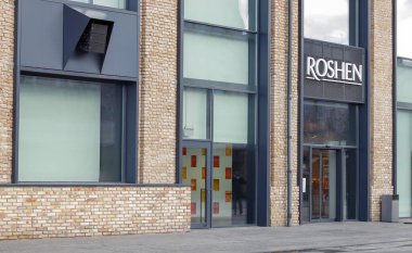 Kiev 'deki Roshen çikolata fabrikasında. Roshen şirketinin amblemi. Şirketin sahibi eski Ukrayna Devlet Başkanı Petro Poroshenko. Roshen Şirketi. Ukrayna, Kiev - 09 Şubat 2022