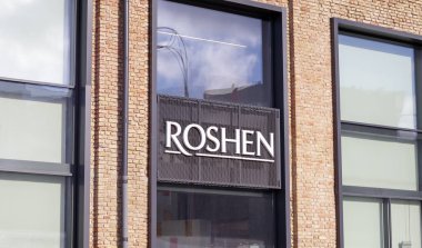 Kiev 'deki Roshen çikolata fabrikasında. Roshen şirketinin amblemi. Şirketin sahibi eski Ukrayna Devlet Başkanı Petro Poroshenko. Roshen Şirketi. Ukrayna, Kiev - 09 Şubat 2022