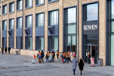 Kiev 'deki Roshen çikolata fabrikasında. Roshen şirketinin amblemi. Şirketin sahibi eski Ukrayna Devlet Başkanı Petro Poroshenko. Roshen Şirketi. Ukrayna, Kiev - 09 Şubat 2022