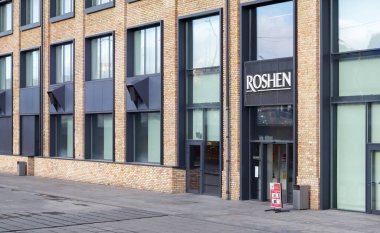 Kiev 'deki Roshen çikolata fabrikasında. Roshen şirketinin amblemi. Şirketin sahibi eski Ukrayna Devlet Başkanı Petro Poroshenko. Roshen Şirketi. Ukrayna, Kiev - 09 Şubat 2022