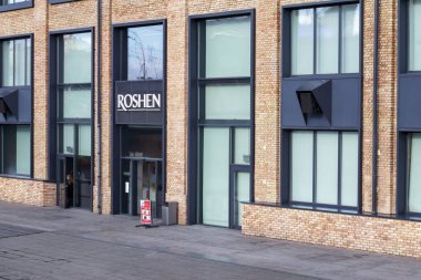 Kiev 'deki Roshen çikolata fabrikasında. Roshen şirketinin amblemi. Şirketin sahibi eski Ukrayna Devlet Başkanı Petro Poroshenko. Roshen Şirketi. Ukrayna, Kiev - 09 Şubat 2022