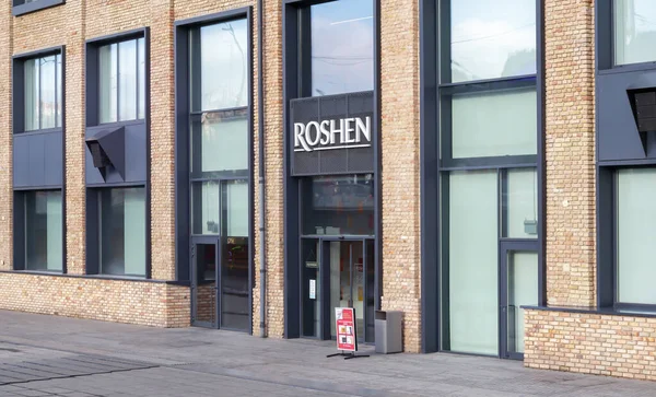 Kiev 'deki Roshen çikolata fabrikasında. Roshen şirketinin amblemi. Şirketin sahibi eski Ukrayna Devlet Başkanı Petro Poroshenko. Roshen Şirketi. Ukrayna, Kiev - 09 Şubat 2022