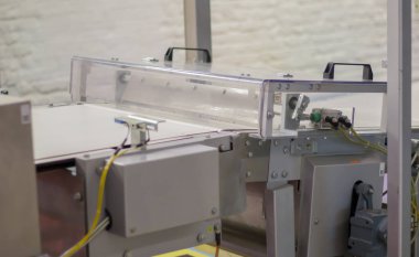 Şeker ve çikolata üretimi için bir fabrika. Bir endüstriyel fabrikada çikolata üretimi için otomatik hat. Şekerli taşıma bandı. Şekerleme üretim süreci. Gıda endüstrisi