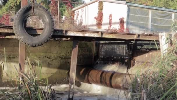 Stadtentwässerung Und Schmutzwasser Fließen Langsam Den Fluss Abwasser Fließt Aus — Stockvideo