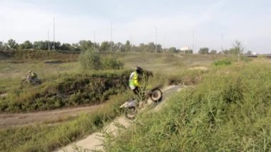 Ekstrem bir sporcu atladıktan sonra bisikletiyle uçar. Motosikletliler motokros pistinde, off-road 'a binip kum tepelerinin üzerinden atlıyorlar. Motokros için antrenman ve yarışma alanında sürüş.