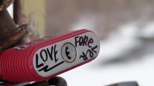 Inscriptie Het Engels Liefde Voor Altijd Een Rood Hangslot Vergrendelde — Stockvideo