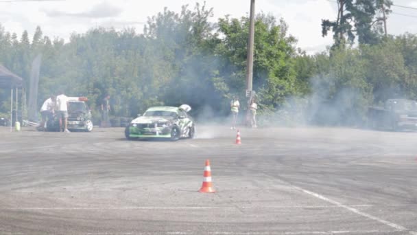 Drifting Zawodowy Kierowca Wyścigi Drift Samochód Grubym Dymem Płonących Opon — Wideo stockowe