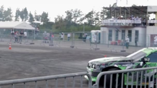 Sürüklenen Araba Profesyonel Sürücü Yanan Lastiklerden Çıkan Yoğun Dumanlı Yarış — Stok video